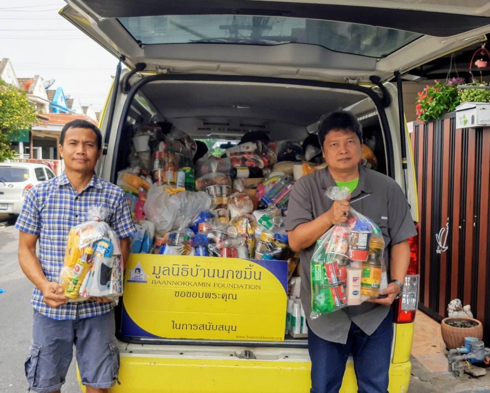 Baan Nok Kamin Foundation goes to help flood victims, Loei Province,Thailand